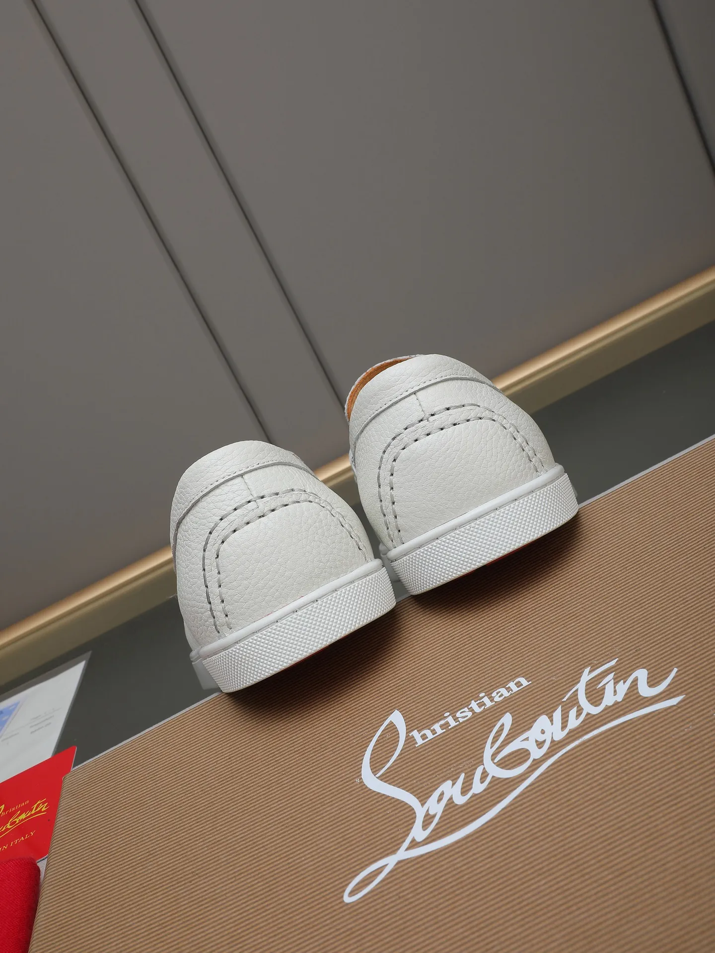 PP480 Christian Louboutin (red-soled shoes) Italian men's casual sneakers are shipped! Each pair of shoes from this Italian handmade shoe brand has a simple and classic design, which is very comfortable and versatile! The upper fabric of this shoe is made of imported cowhide, with high-end and comfortable cowhide lining! The outsole is made of original rubber bottom sheets and is lined with cowhide! Brand-specific mold-opening foot bed, exclusive private mold control! Original box packaging! 39 40 41 42 43 44 (38 45 46 customized)